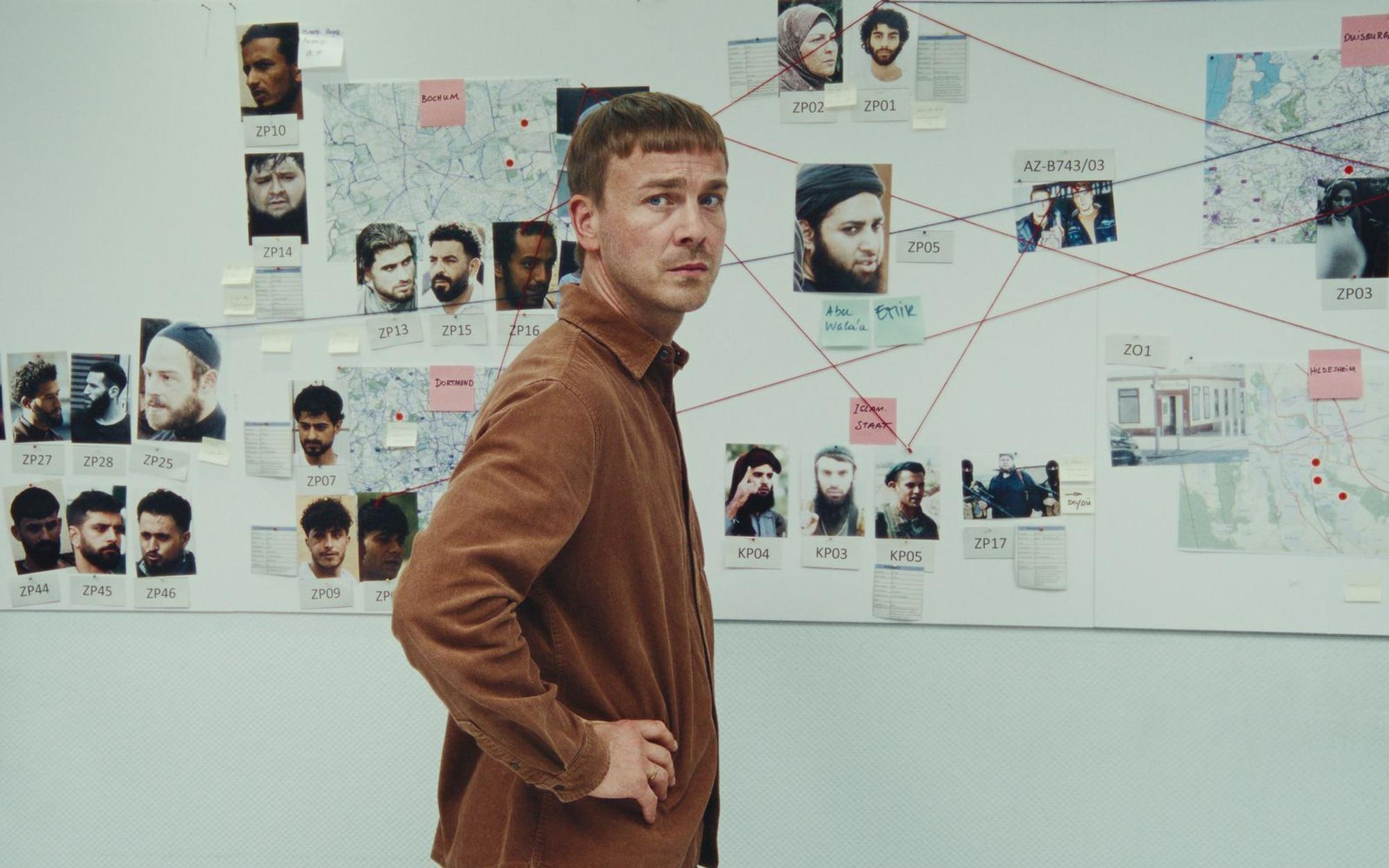 Staatsschützer Frank Laudin (Albrecht Schuch) jagt in der starken ARD-Miniserie „Breitscheidplatz 19/12“ den späteren Attentäter vom Berliner Weihnachtsmarkt 2016. Tatsächlich war er den Behörden lange vorher bekannt. Die sechsteilige Miniserie verzichtet auf Thriller-Klischees und ist beklemmend realistisch. (Bild: © ARD Degeto Film/rbb/NDR/HR/NEUESUPER GmbH/Hubert Mican)