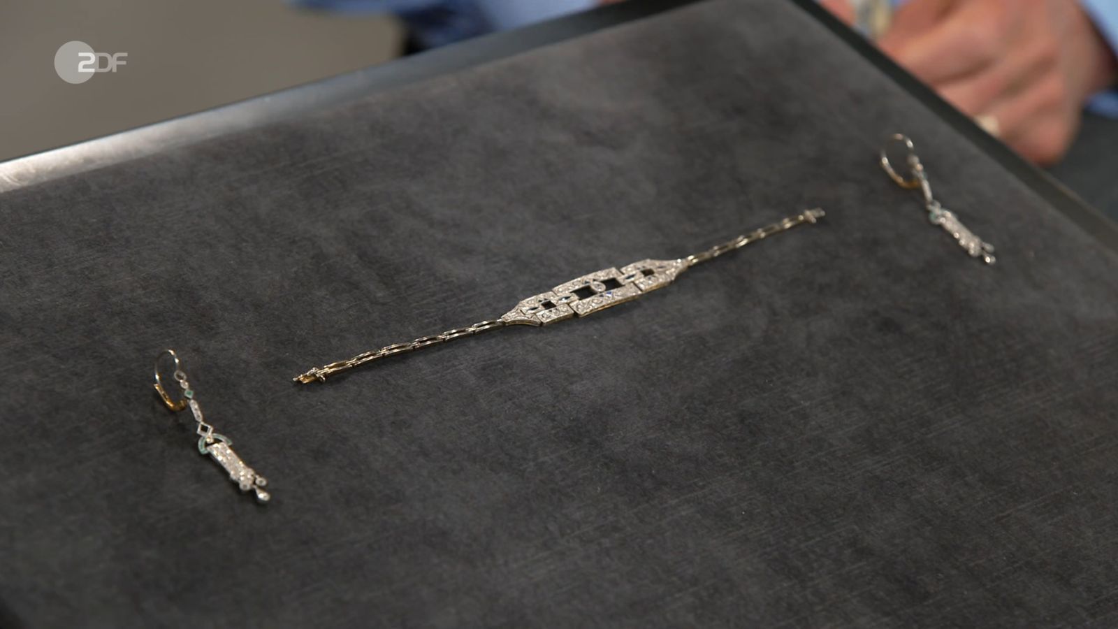 Ein Armband und die dazugehörigen Ohrhänger aus Gold, Platin und Diamanten sollte Tanja und Christiane 1.300 Euro einbringen, fanden die Freundinnen. Expertin Rezepa-Zabel erhöhte auf bis zu 2.400. Daniel Meyer bezahlte sogar 2.600 Euro. (Bild: ZDF)