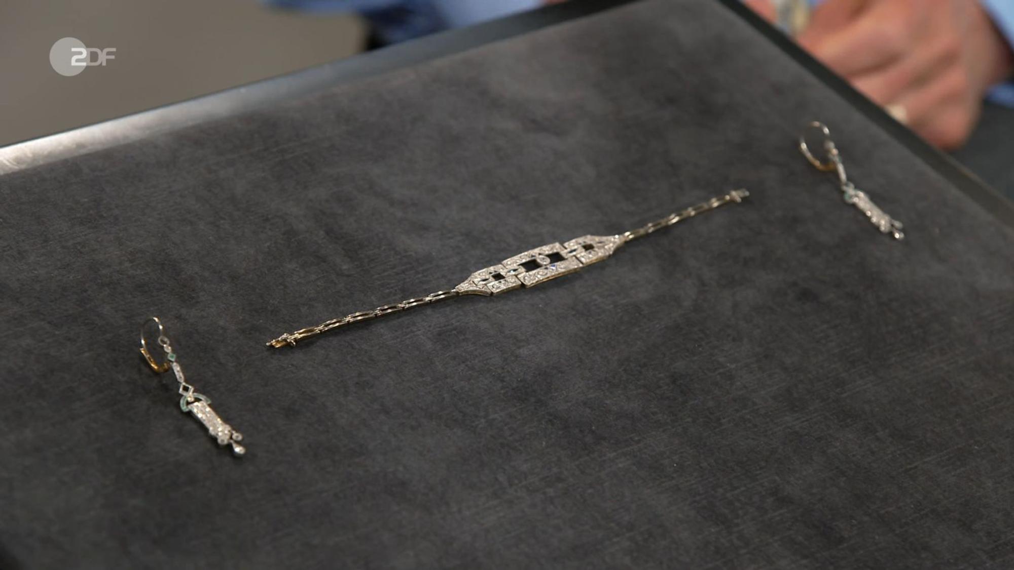 Ein Armband und die dazugehörigen Ohrhänger aus Gold, Platin und Diamanten sollte Tanja und Christiane 1.300 Euro einbringen, fanden die Freundinnen. Expertin Rezepa-Zabel erhöhte auf bis zu 2.400. Daniel Meyer bezahlte sogar 2.600 Euro. (Bild: ZDF)