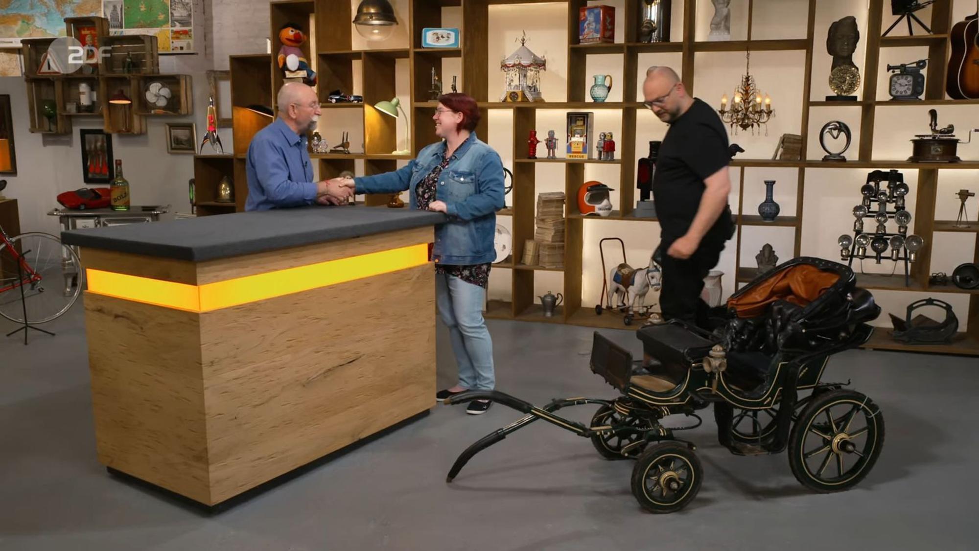„Das sieht edel und schick aus - und damit meine ich dich und die Kutsche auch“ - mit diesen Worten wandte sich Moderator Horst Lichter an Theresa. Die 29-Jährige aus Prackenbach war Pflegehilfskraft. Ihr Mitbringsel hatte sie im Internet entdeckt. (Bild: ZDF)