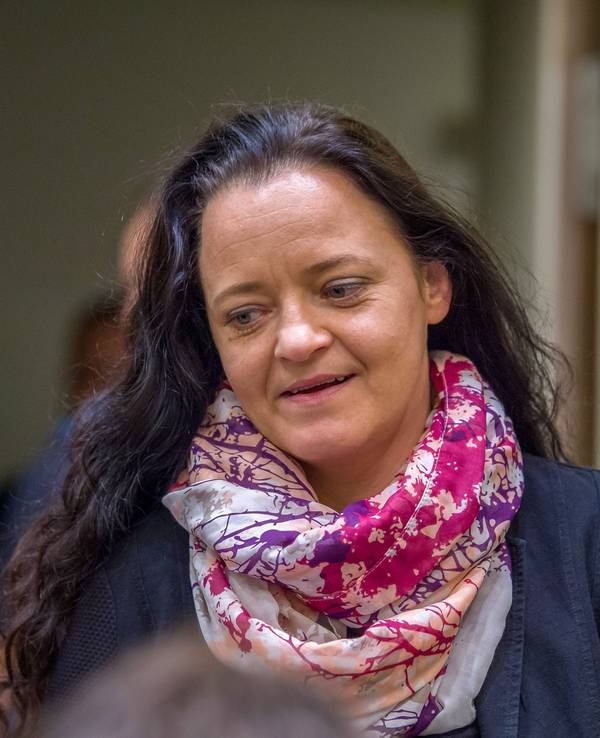 Beate Zschäpe betritt den Gerichtssaal im Oberlandesgericht München. Foto: Peter Kneffel/dpa