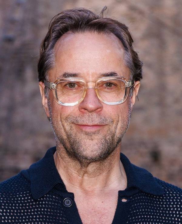 Schauspieler Jan Josef Liefers macht in seinem Podcast „Liefers + Broicher“ seinem Ärger Luft. (Bild: 2024 Getty Images/Joshua Sammer)