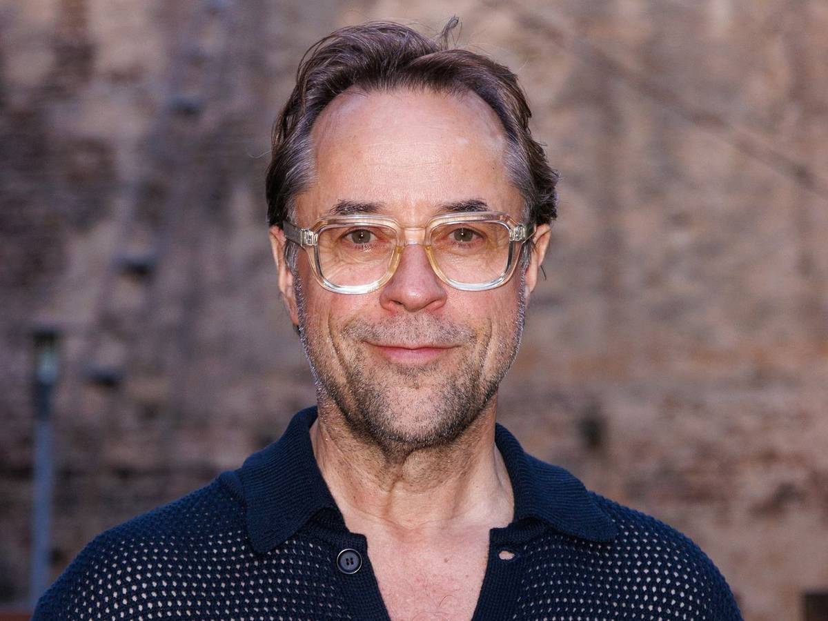 Schauspieler Jan Josef Liefers macht in seinem Podcast „Liefers + Broicher“ seinem Ärger Luft. (Bild: 2024 Getty Images/Joshua Sammer)