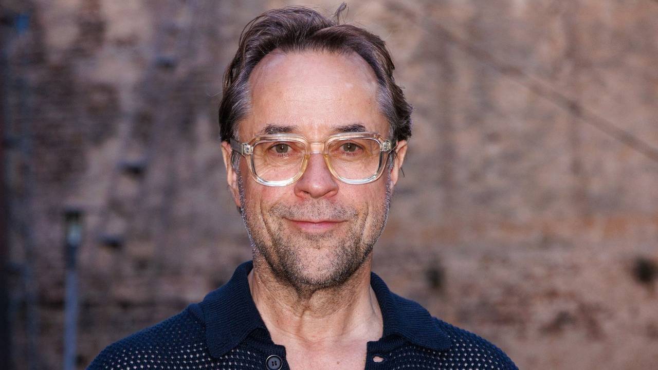 Schauspieler Jan Josef Liefers macht in seinem Podcast „Liefers + Broicher“ seinem Ärger Luft. (Bild: 2024 Getty Images/Joshua Sammer)