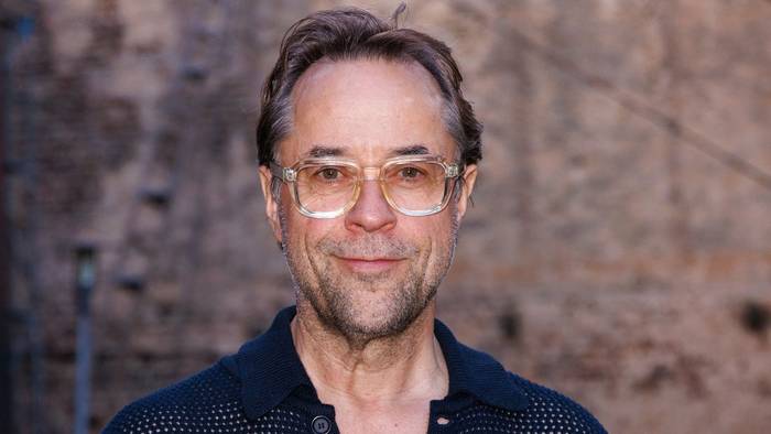 Schauspieler Jan Josef Liefers macht in seinem Podcast „Liefers + Broicher“ seinem Ärger Luft. (Bild: 2024 Getty Images/Joshua Sammer)