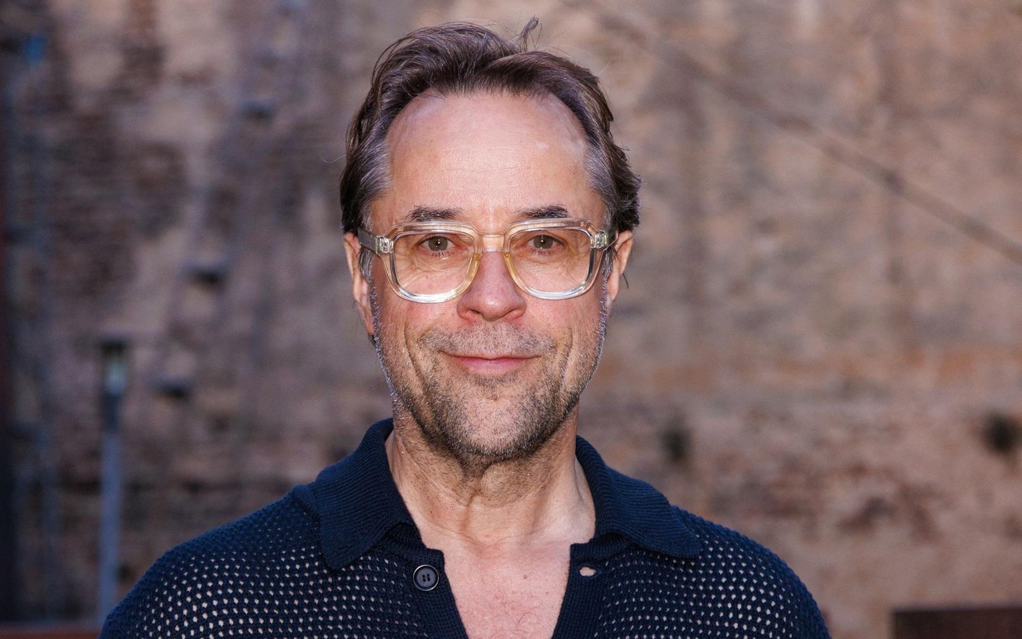Schauspieler Jan Josef Liefers macht in seinem Podcast „Liefers + Broicher“ seinem Ärger Luft. (Bild: 2024 Getty Images/Joshua Sammer)