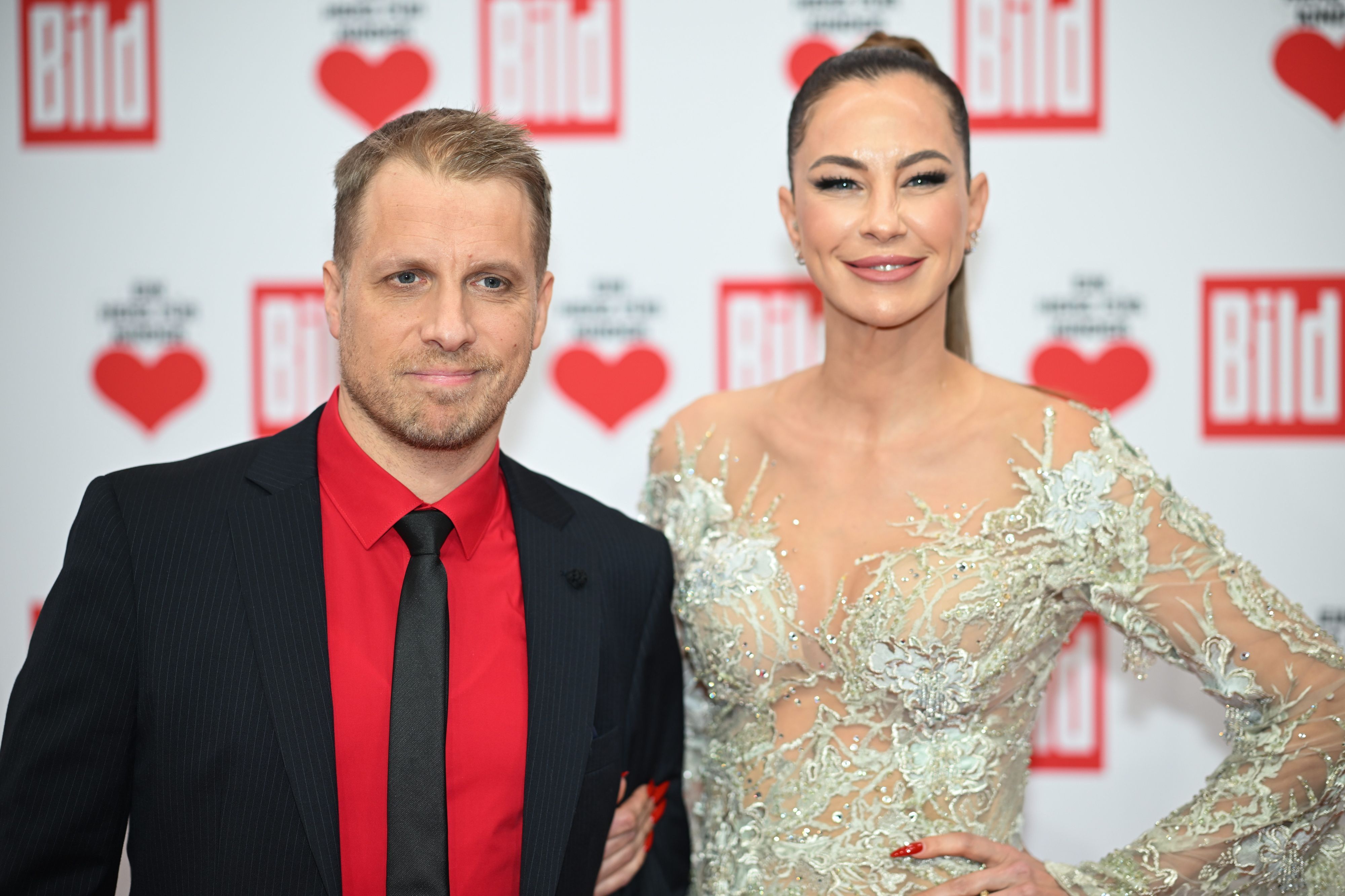 Oliver Pocher, Moderator, und Alessandra Meyer-Wölden stehen auf dem Roten Teppich der TV-Spendengala „Ein Herz für Kinder“.