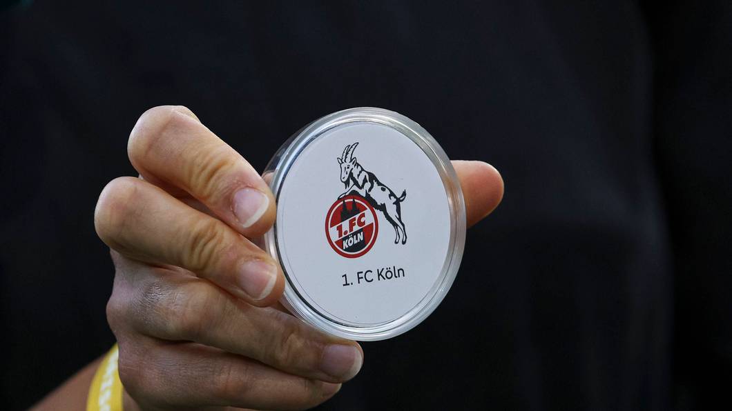 Loskugel mit dem Logo des 1. FC Köln im DFB-Pokal.