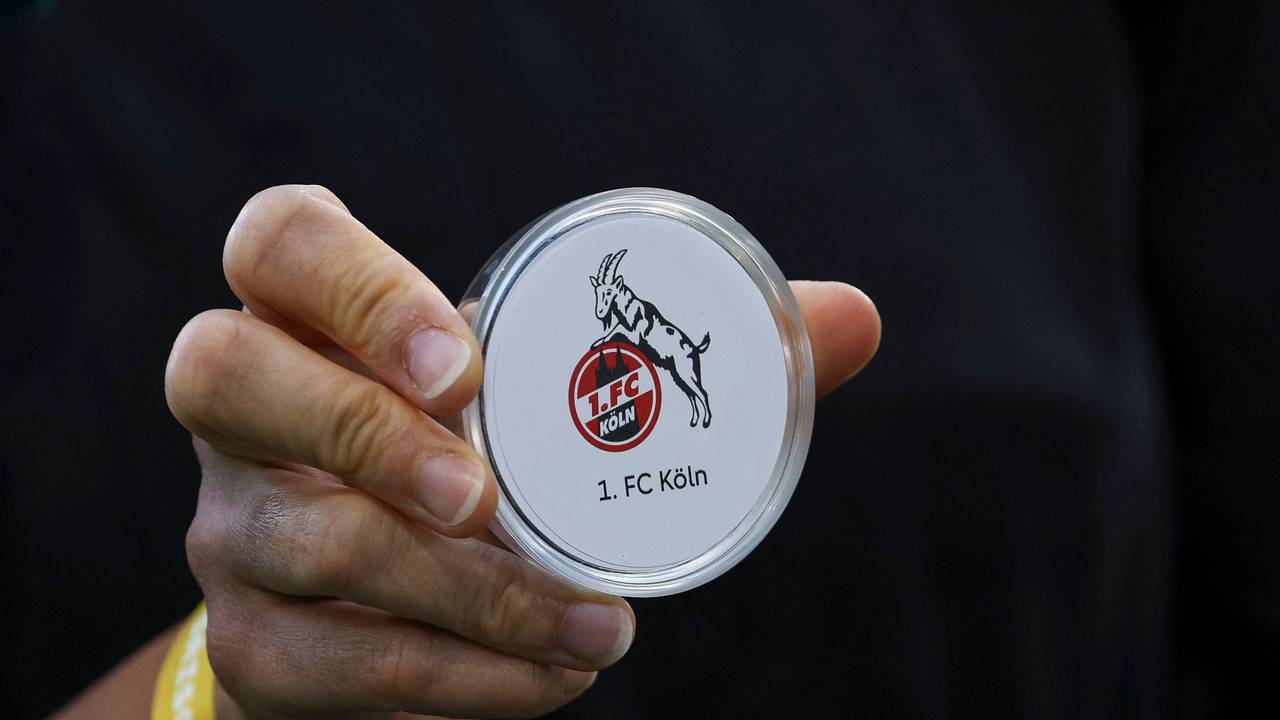 Loskugel mit dem Logo des 1. FC Köln im DFB-Pokal.
