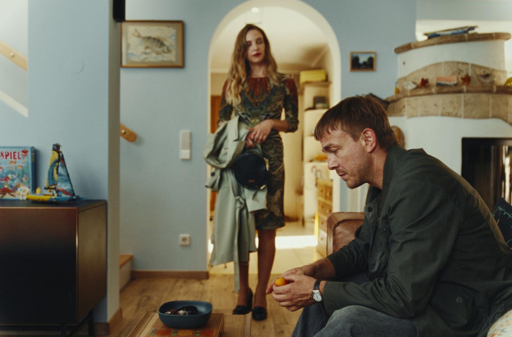 In der Ehe zwischen Frank Laudin (Albrecht Schuch) und seiner Frau Claudia (Sina Martens) kriselt es. (Bild: © ARD Degeto Film/HR/NDR/rbb/NEUESUPER GmbH/Petro Domenigg)
