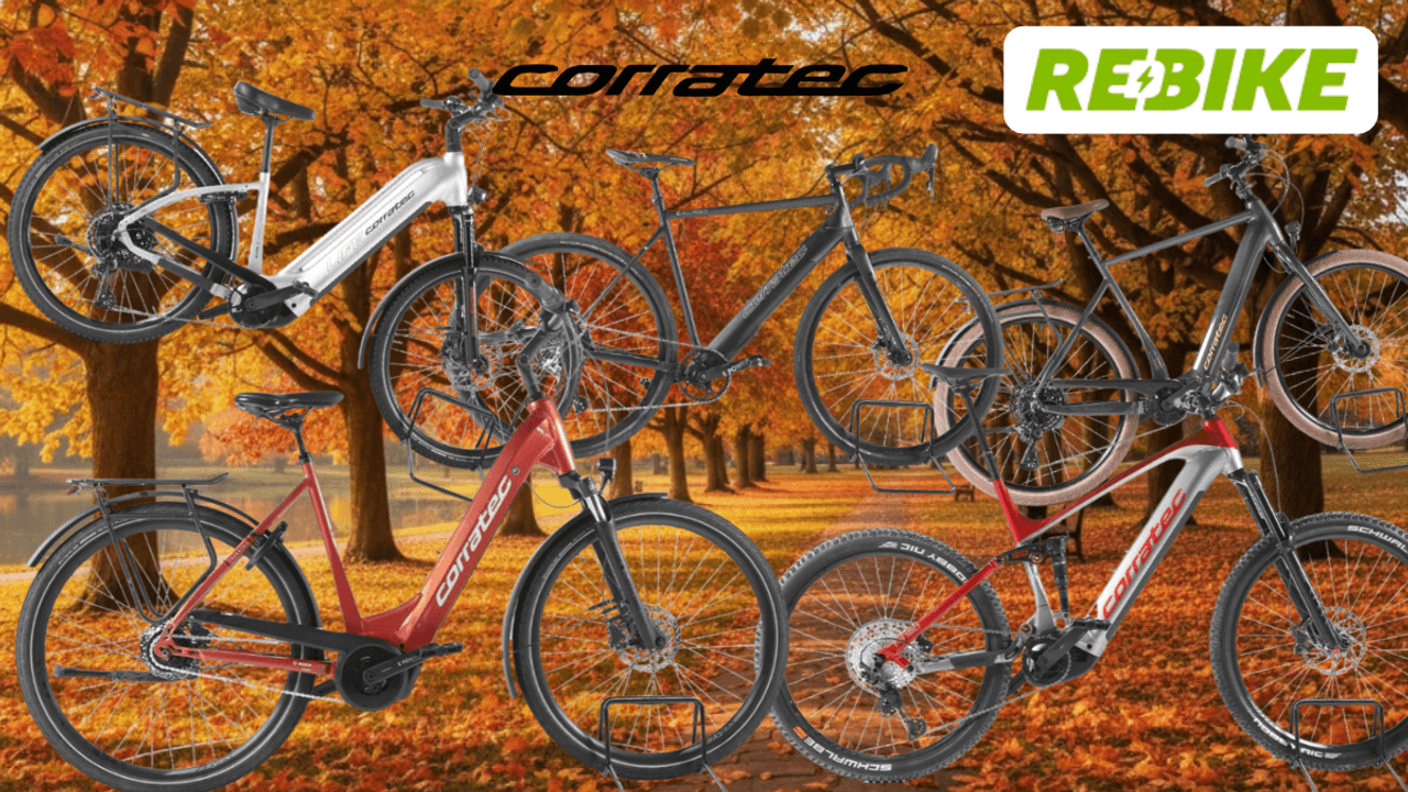 Mehrere Corratec E‑Bikes unterschiedlicher Typen – darunter Trekking-, City- und Mountainbikes – vor einer Landstraße an einem sonnigen Tag in Natur.