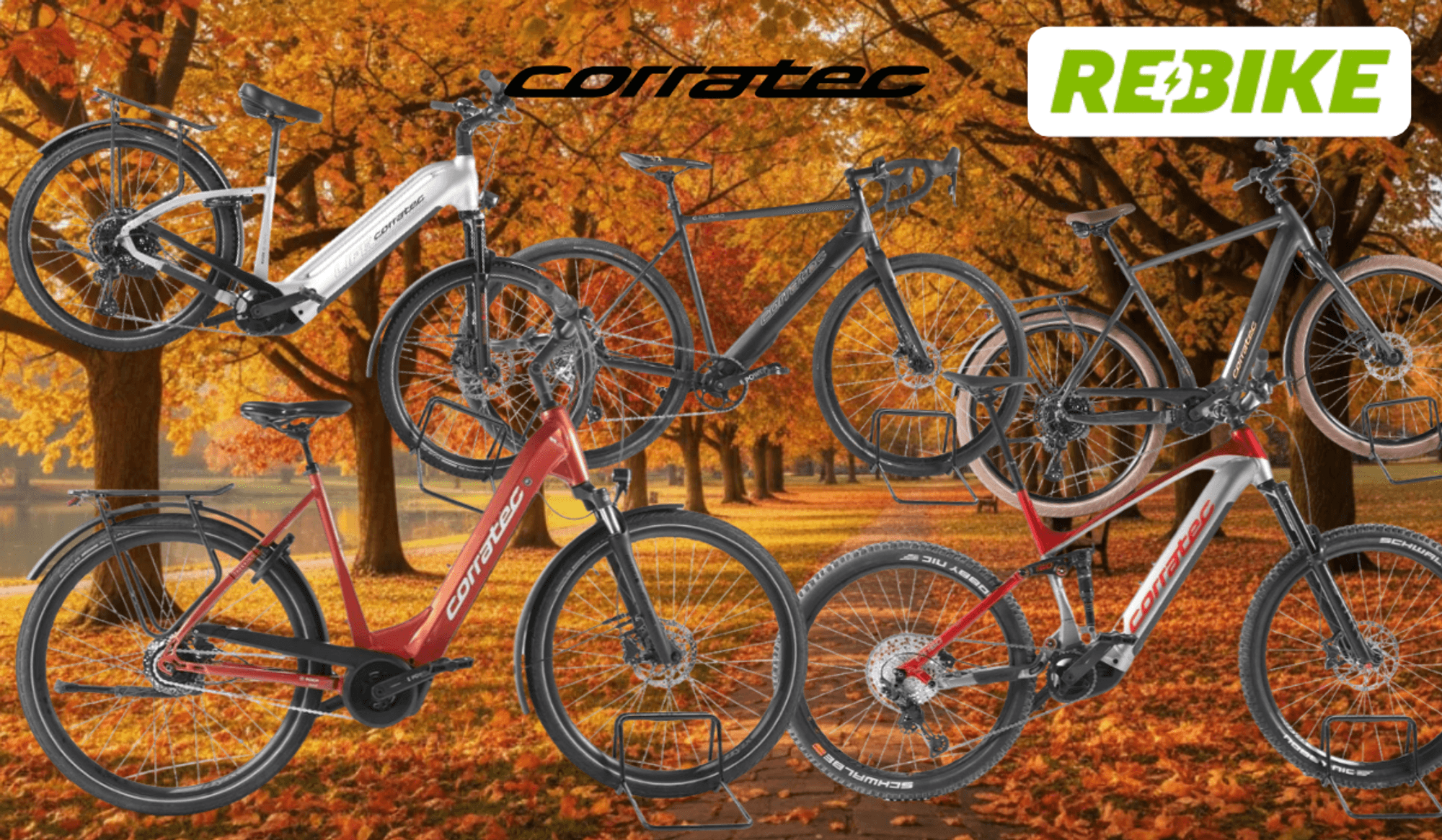 Mehrere Corratec E‑Bikes unterschiedlicher Typen – darunter Trekking-, City- und Mountainbikes – vor einer Landstraße an einem sonnigen Tag in Natur.