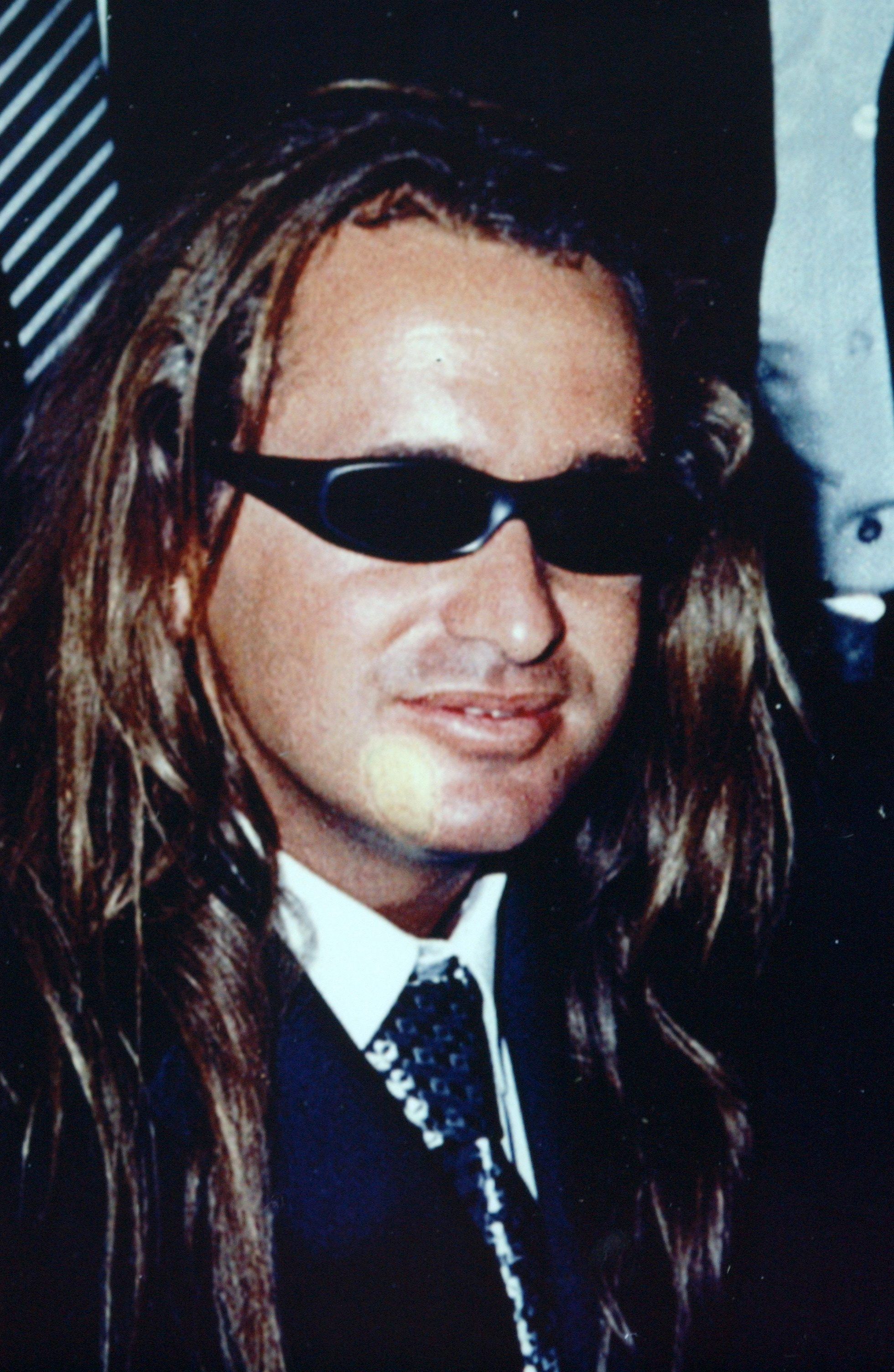 Necati „Neco“ A. trägt lange Haare und eine Sonnenbrille.
