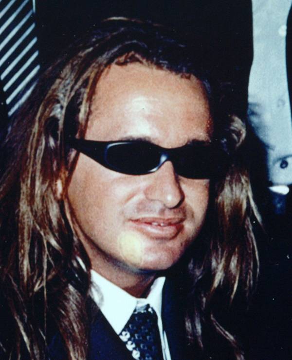 Necati „Neco“ A. trägt lange Haare und eine Sonnenbrille.