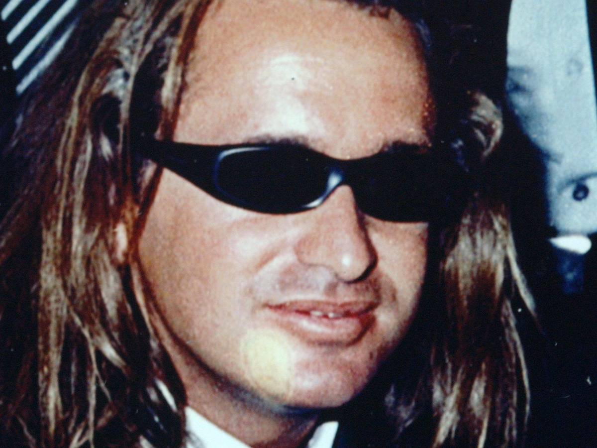 Necati „Neco“ A. trägt lange Haare und eine Sonnenbrille.