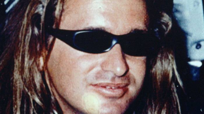 Necati „Neco“ A. trägt lange Haare und eine Sonnenbrille.