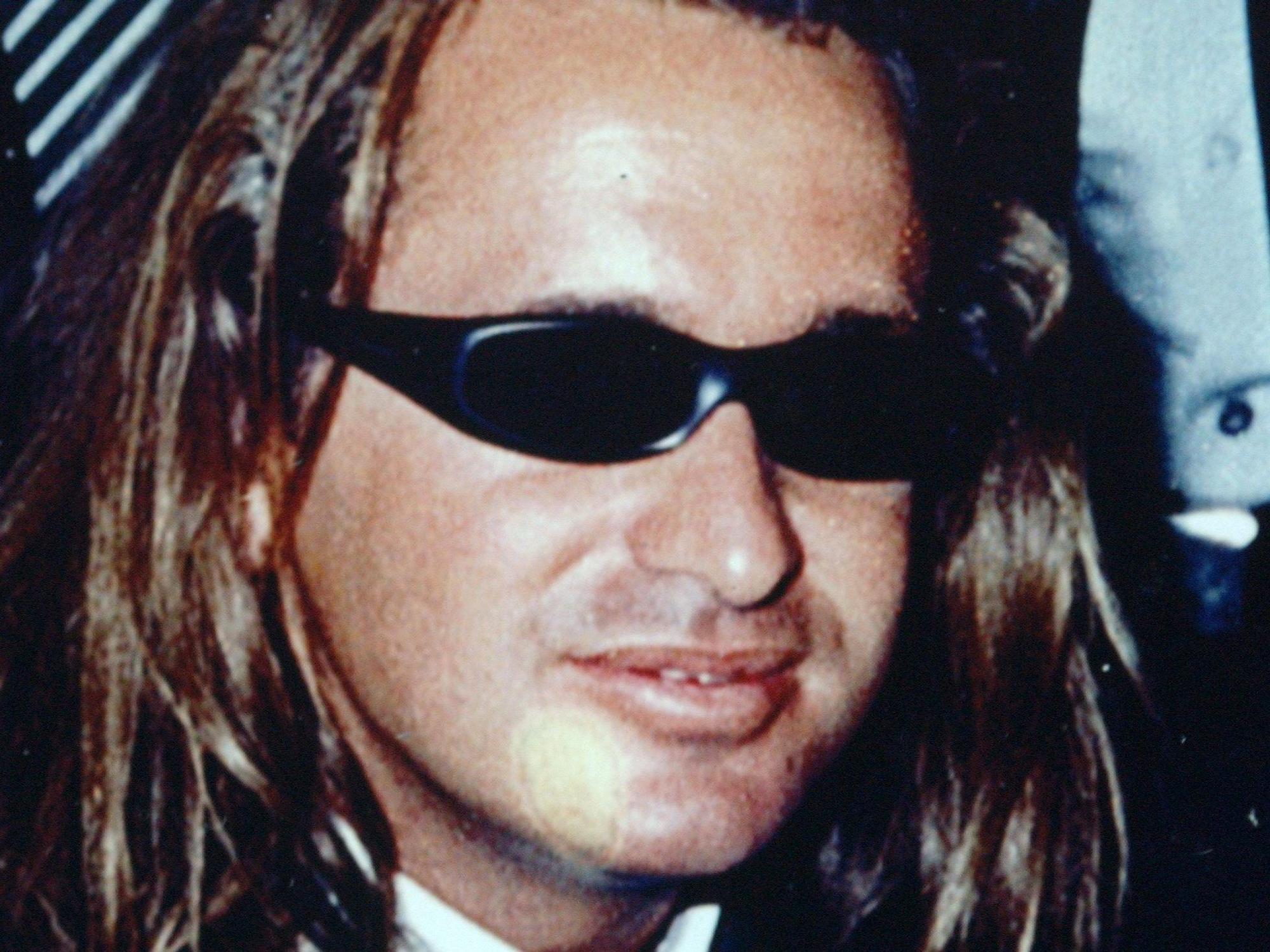 Necati „Neco“ A. trägt lange Haare und eine Sonnenbrille.