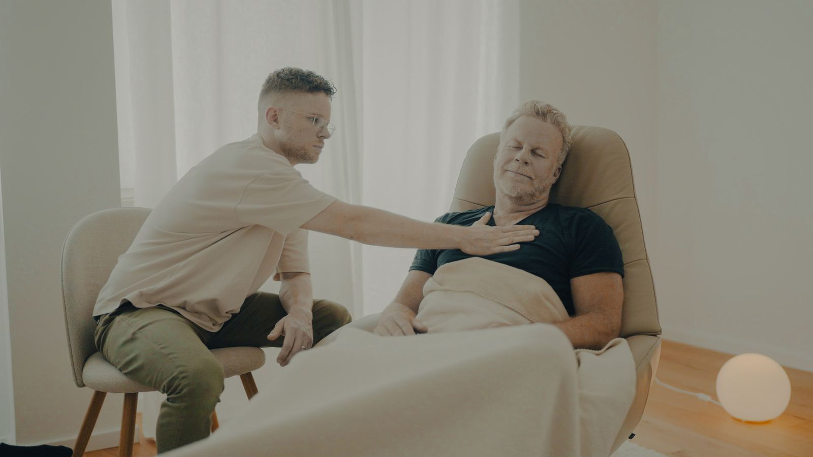 In einem seiner neusten Experimente sucht Jenke von Wilmsdorff (rechts) den Weg raus aus dem Dauerstress. Mit Folgen ... (Bild: Joyn/ProSieben)