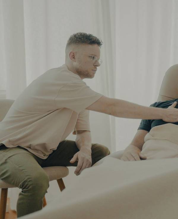In einem seiner neusten Experimente sucht Jenke von Wilmsdorff (rechts) den Weg raus aus dem Dauerstress. Mit Folgen ... (Bild: Joyn/ProSieben)