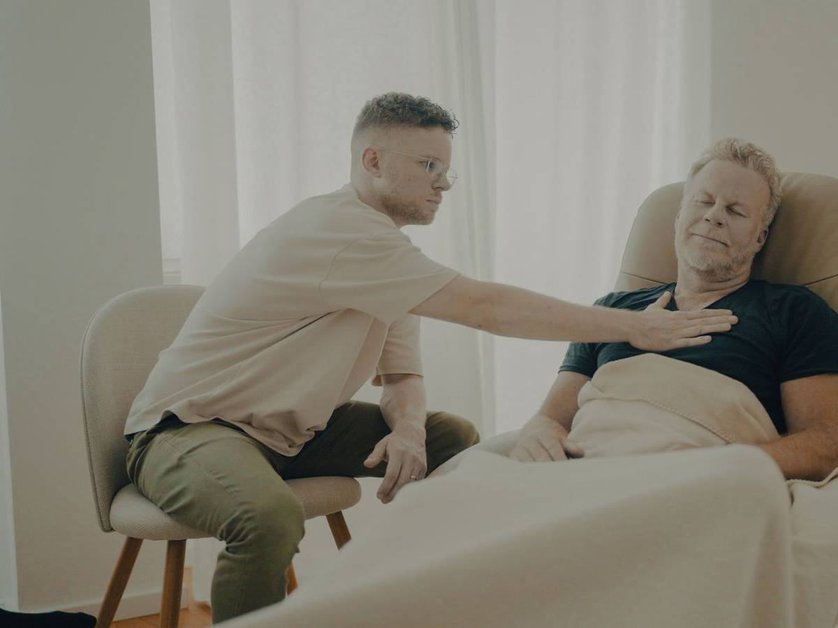 In einem seiner neusten Experimente sucht Jenke von Wilmsdorff (rechts) den Weg raus aus dem Dauerstress. Mit Folgen ... (Bild: Joyn/ProSieben)