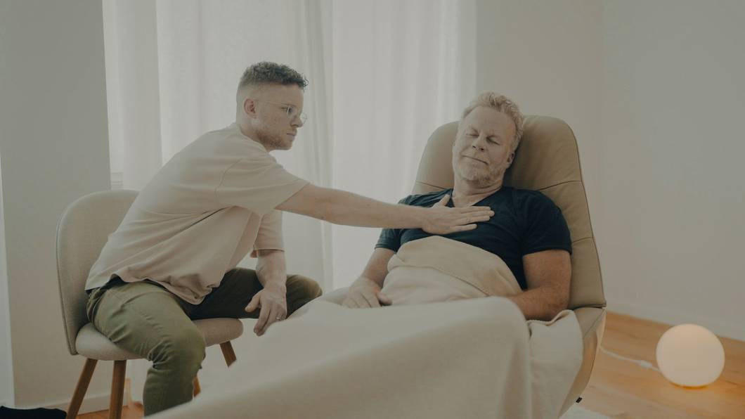In einem seiner neusten Experimente sucht Jenke von Wilmsdorff (rechts) den Weg raus aus dem Dauerstress. Mit Folgen ... (Bild: Joyn/ProSieben)