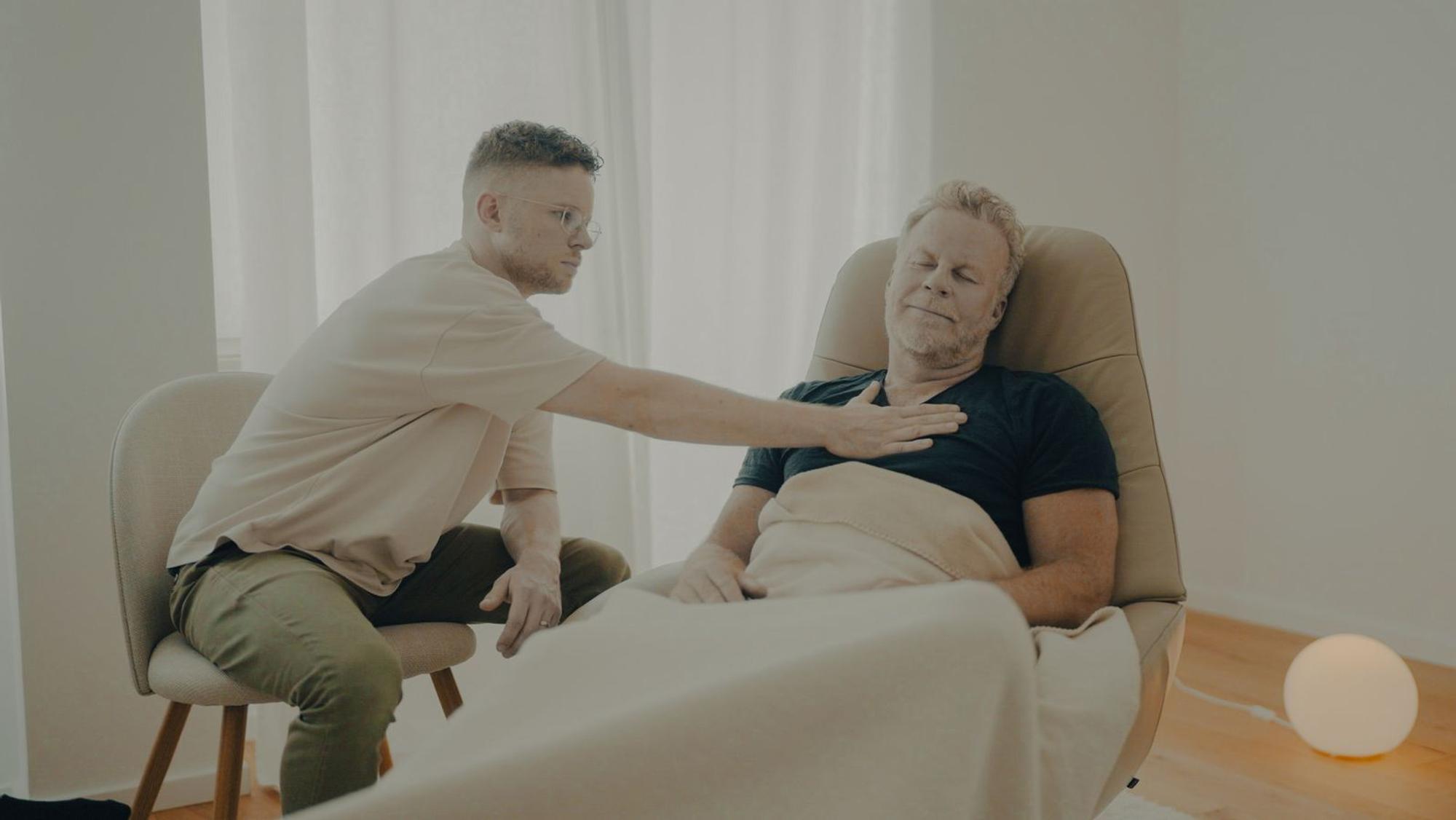 In einem seiner neusten Experimente sucht Jenke von Wilmsdorff (rechts) den Weg raus aus dem Dauerstress. Mit Folgen ... (Bild: Joyn/ProSieben)