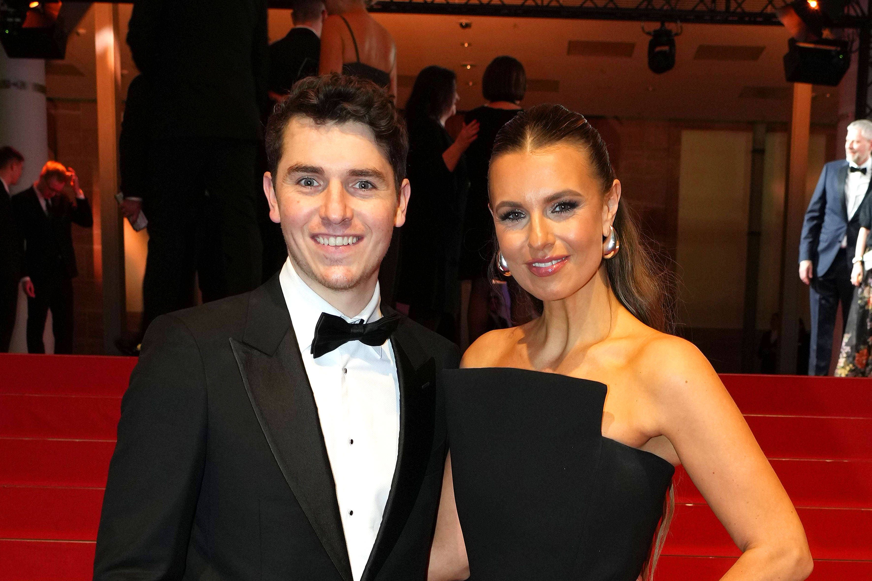 Marcel Wontorra und Laura Wontorra posieren Arm in Arm beim Ball des Sports.