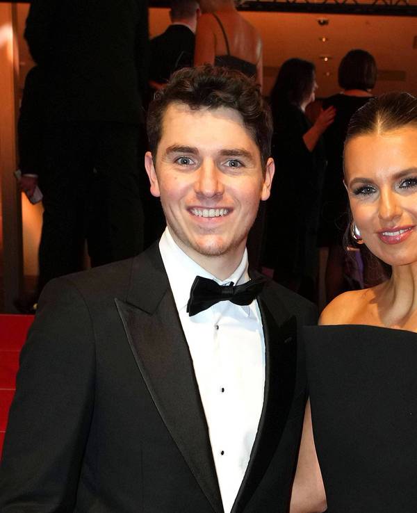 Marcel Wontorra und Laura Wontorra posieren Arm in Arm beim Ball des Sports.