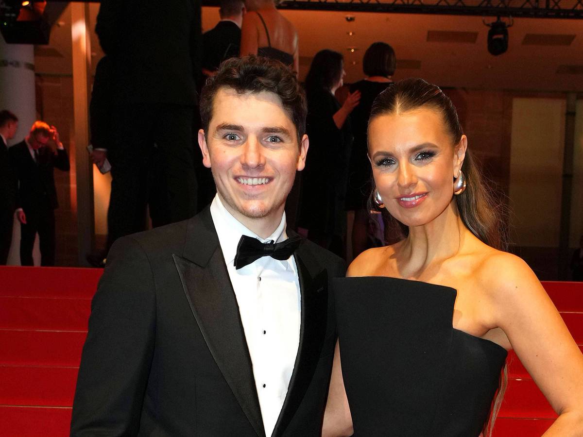 Marcel Wontorra und Laura Wontorra posieren Arm in Arm beim Ball des Sports.