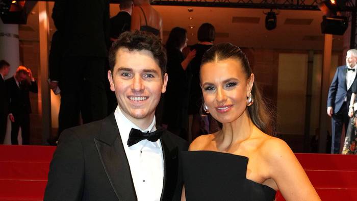 Marcel Wontorra und Laura Wontorra posieren Arm in Arm beim Ball des Sports.