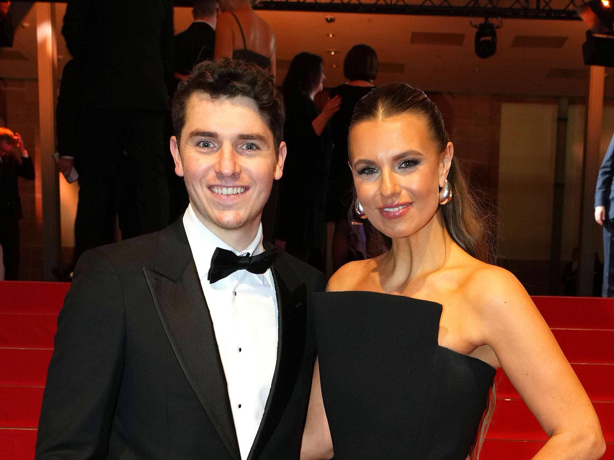 Marcel Wontorra und Laura Wontorra posieren Arm in Arm beim Ball des Sports.