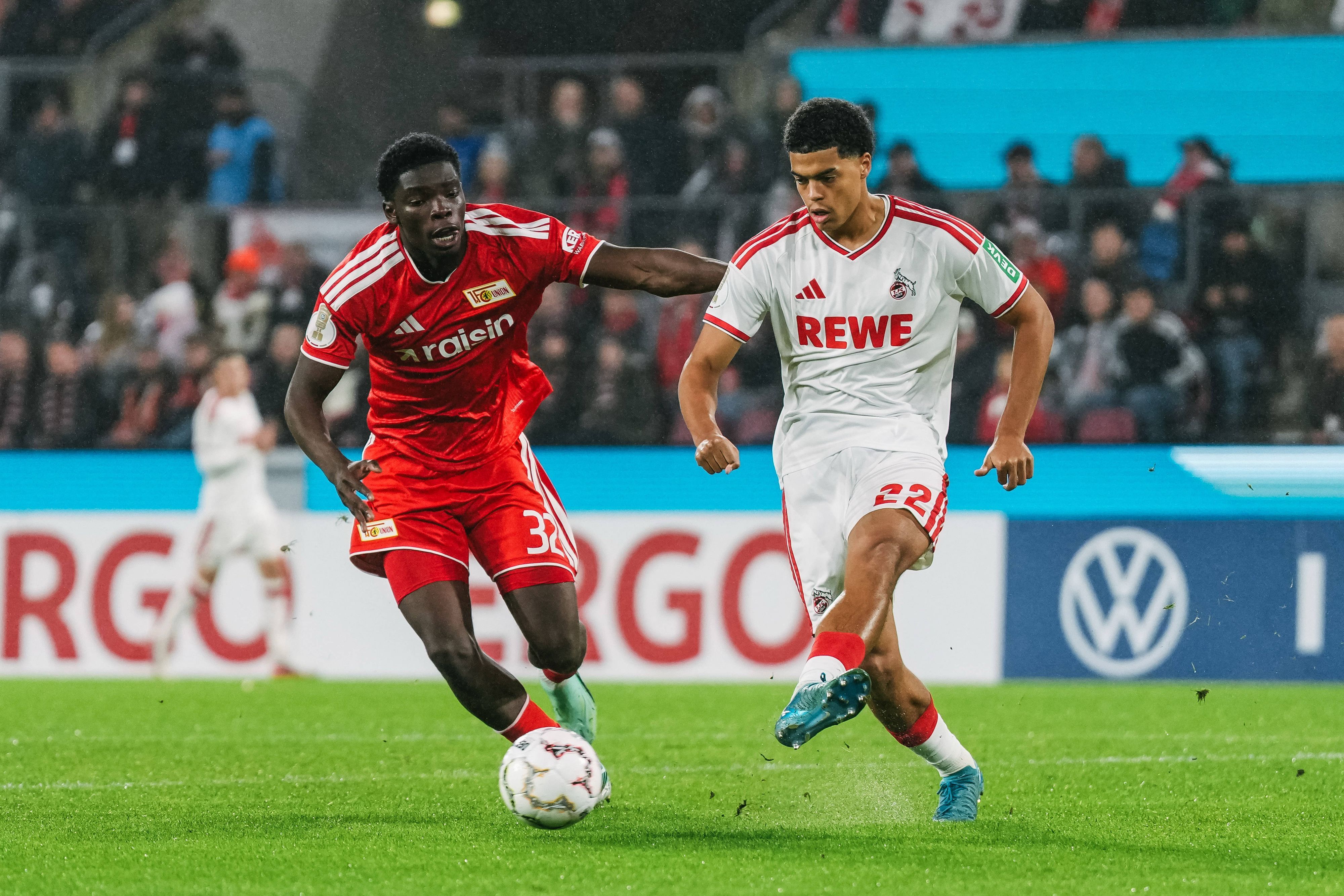 Zweikampf zwischen Mekhi Gray und Jahmai Simpson-Pusey.