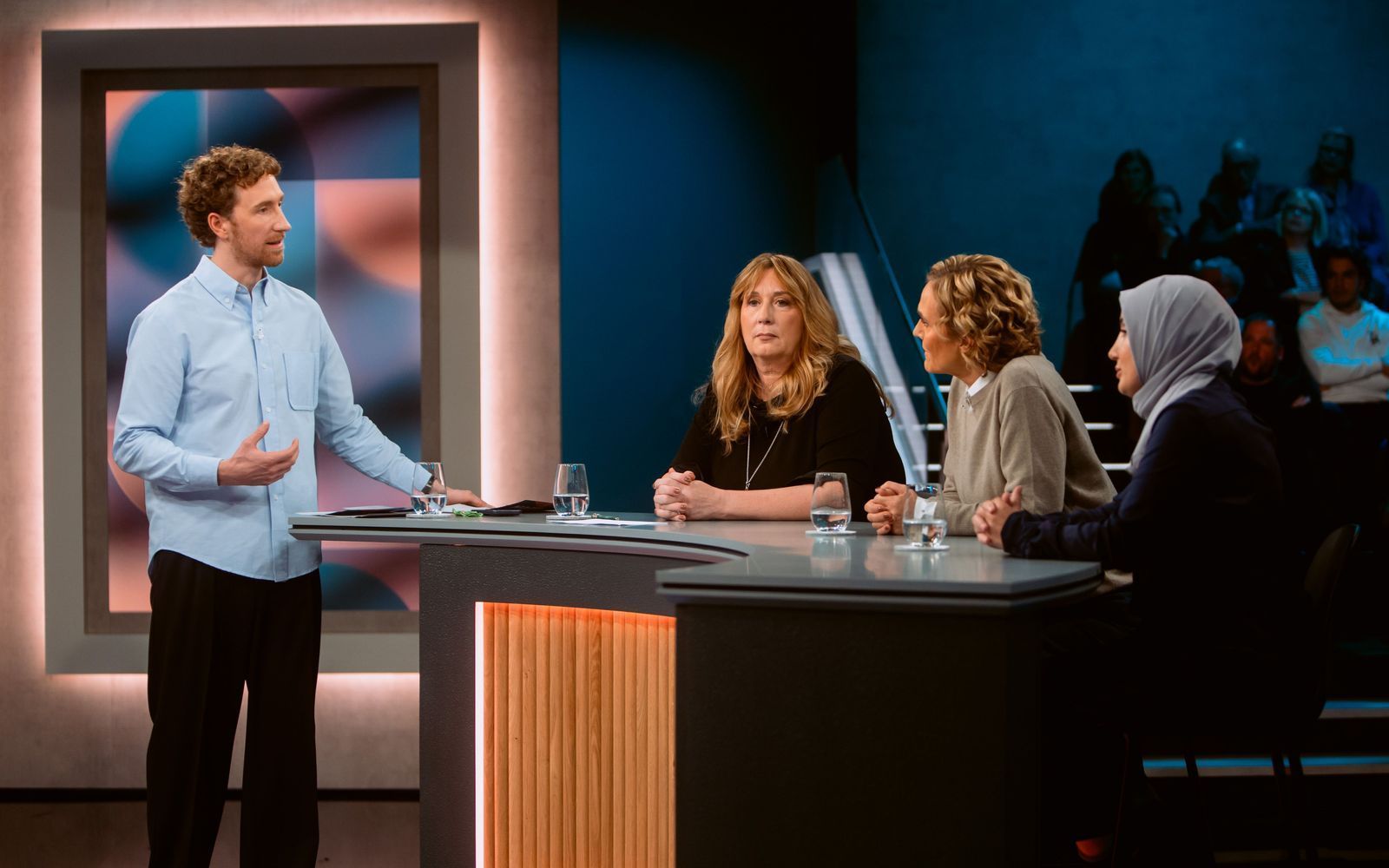 Emotionale Debatte bei „Hart aber fair“, von links: Moderator Louis Klamroth, Yvonne Lissel, Caren Miosga und  Dilek Erusta. (Bild: WDR / Molina)