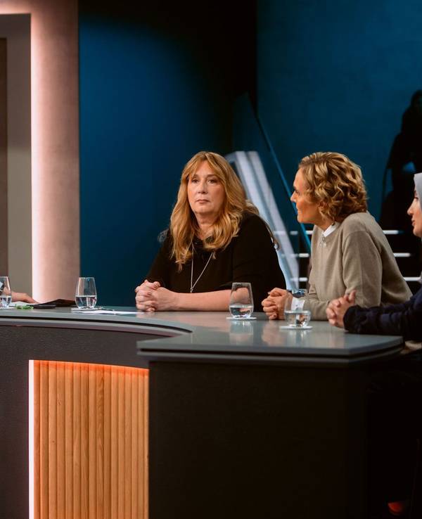 Emotionale Debatte bei „Hart aber fair“, von links: Moderator Louis Klamroth, Yvonne Lissel, Caren Miosga und Dilek Erusta. (Bild: WDR / Molina)