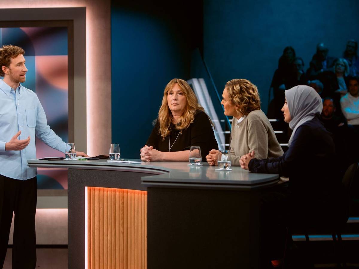 Emotionale Debatte bei „Hart aber fair“, von links: Moderator Louis Klamroth, Yvonne Lissel, Caren Miosga und Dilek Erusta. (Bild: WDR / Molina)