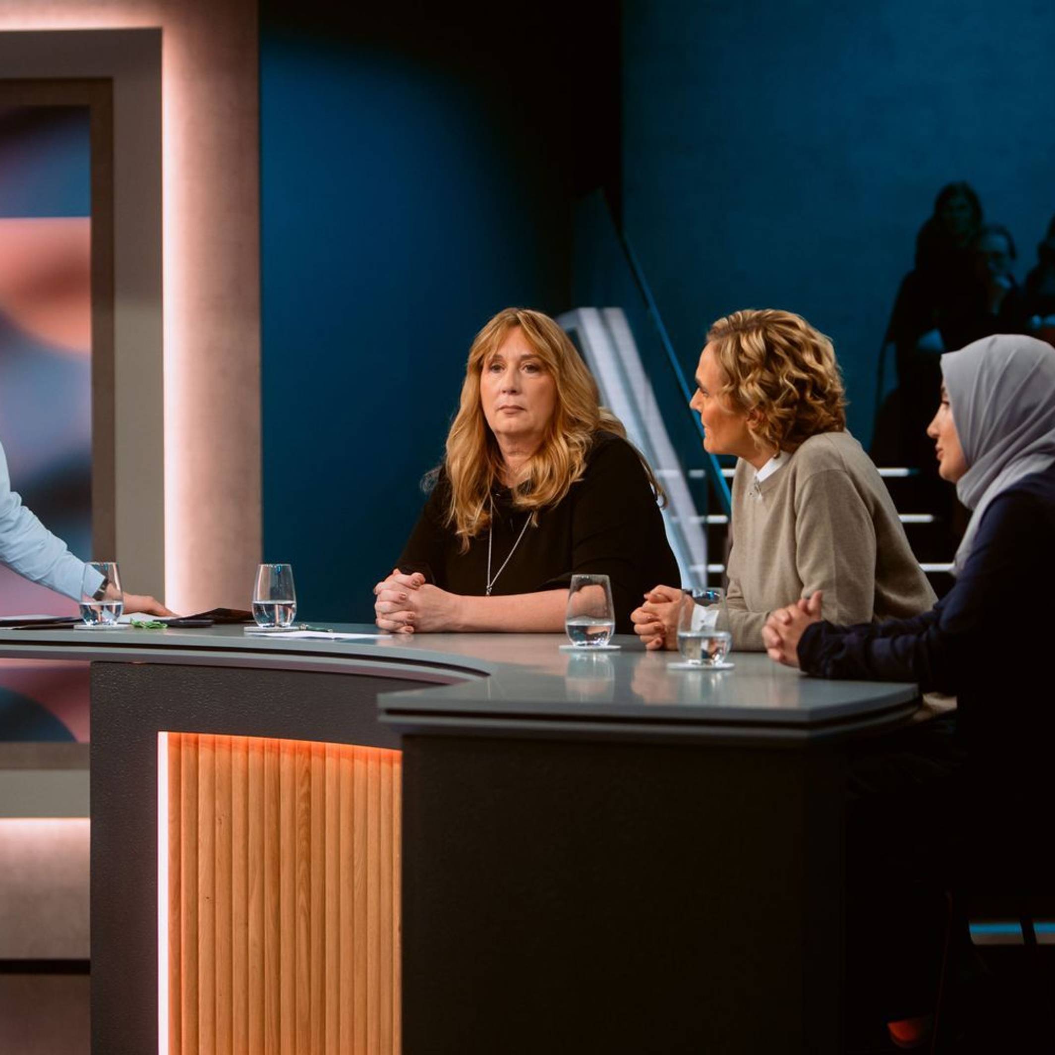 Emotionale Debatte bei „Hart aber fair“, von links: Moderator Louis Klamroth, Yvonne Lissel, Caren Miosga und Dilek Erusta. (Bild: WDR / Molina)