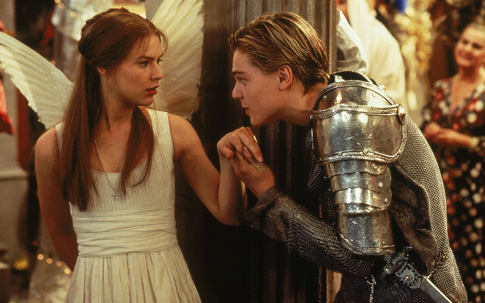 Vor 30 Jahren feierte „William Shakespeares Romeo + Julia“ seine Weltpremiere: In einer surrealen Pop-Kulisse spielt sich in dieser Version die Liebesgeschichte zwischen Romeo (Leonardo DiCaprio) und Julia (Claire Danes) ab. (Bild: 20th Century Studios)