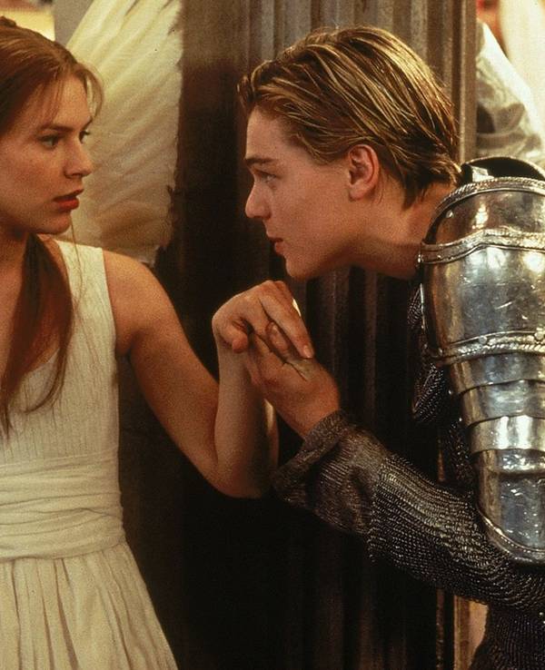 Vor 30 Jahren feierte „William Shakespeares Romeo + Julia“ seine Weltpremiere: In einer surrealen Pop-Kulisse spielt sich in dieser Version die Liebesgeschichte zwischen Romeo (Leonardo DiCaprio) und Julia (Claire Danes) ab. (Bild: 20th Century Studios)