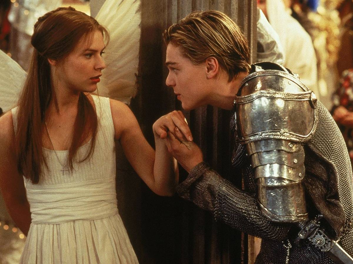 Vor 30 Jahren feierte „William Shakespeares Romeo + Julia“ seine Weltpremiere: In einer surrealen Pop-Kulisse spielt sich in dieser Version die Liebesgeschichte zwischen Romeo (Leonardo DiCaprio) und Julia (Claire Danes) ab. (Bild: 20th Century Studios)