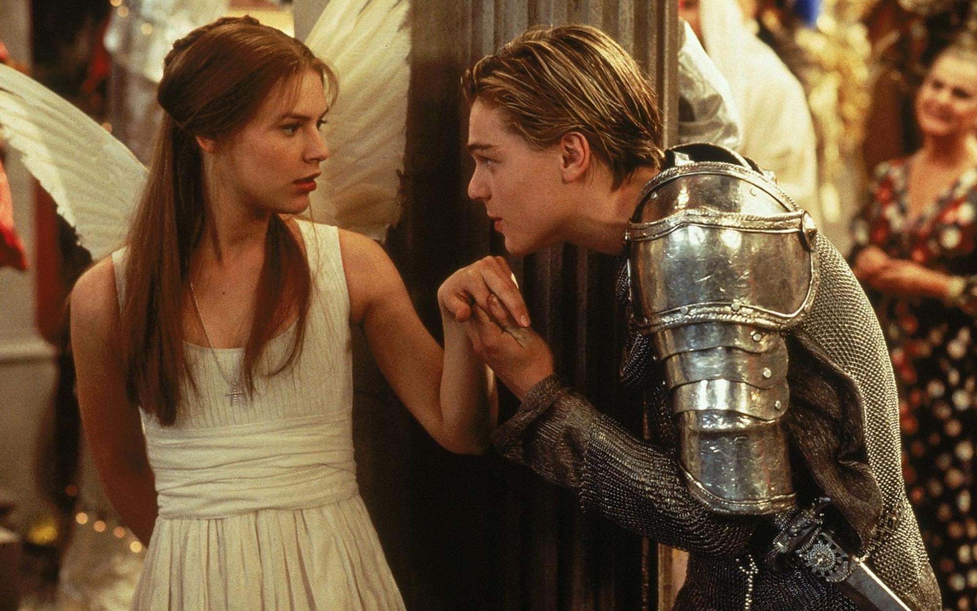 Vor 30 Jahren feierte „William Shakespeares Romeo + Julia“ seine Weltpremiere: In einer surrealen Pop-Kulisse spielt sich in dieser Version die Liebesgeschichte zwischen Romeo (Leonardo DiCaprio) und Julia (Claire Danes) ab. (Bild: 20th Century Studios)