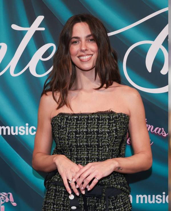 In ihrem Podcast „Schön laut“ sprechen Lola Weippert (rechts) und Vanessa Mai darüber, welchen ungewöhnlichen Pakt sie geschlossen haben. (Bild: Getty Images (Collage))