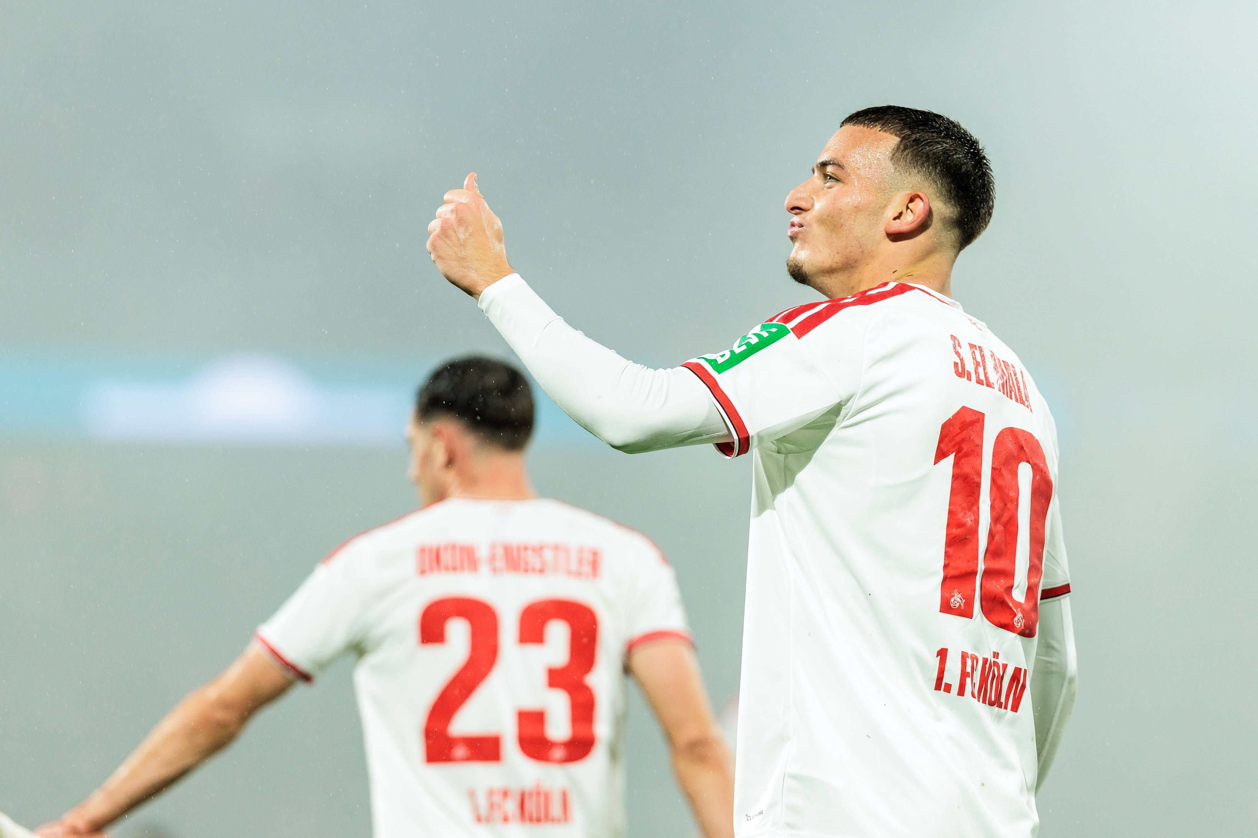 Said El Mala mit Jubelgeste Richtung Tribüne.