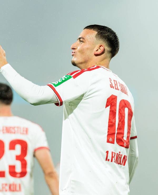 Said El Mala mit Jubelgeste Richtung Tribüne.