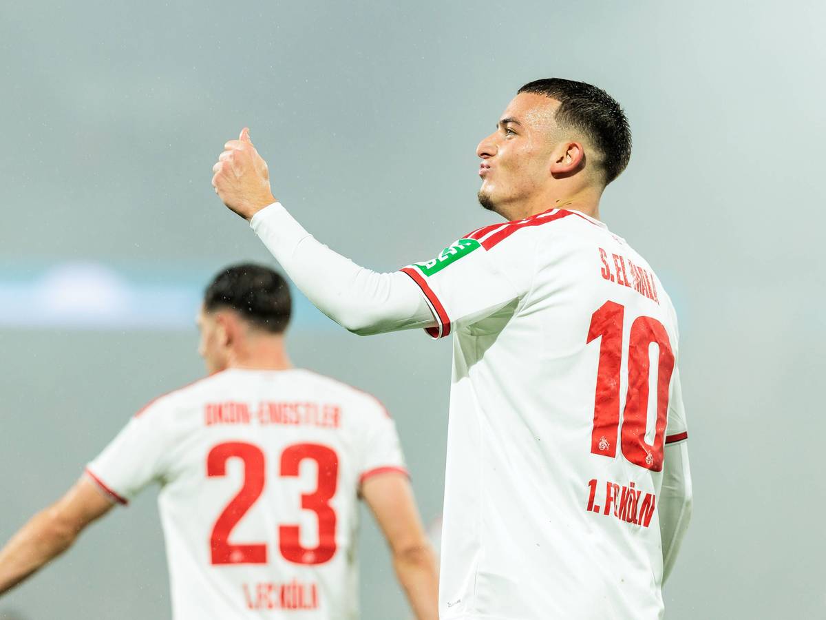 Said El Mala mit Jubelgeste Richtung Tribüne.