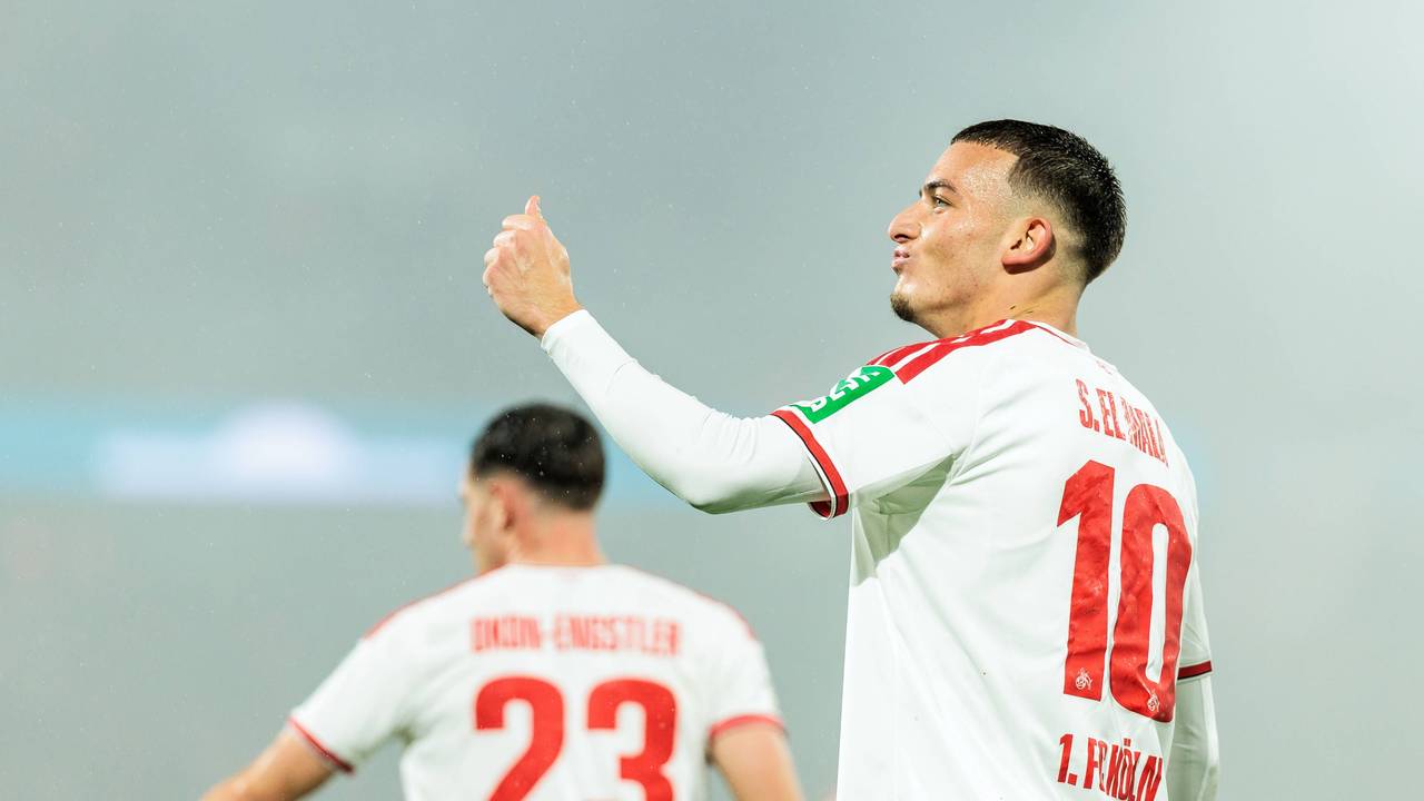 Said El Mala mit Jubelgeste Richtung Tribüne.