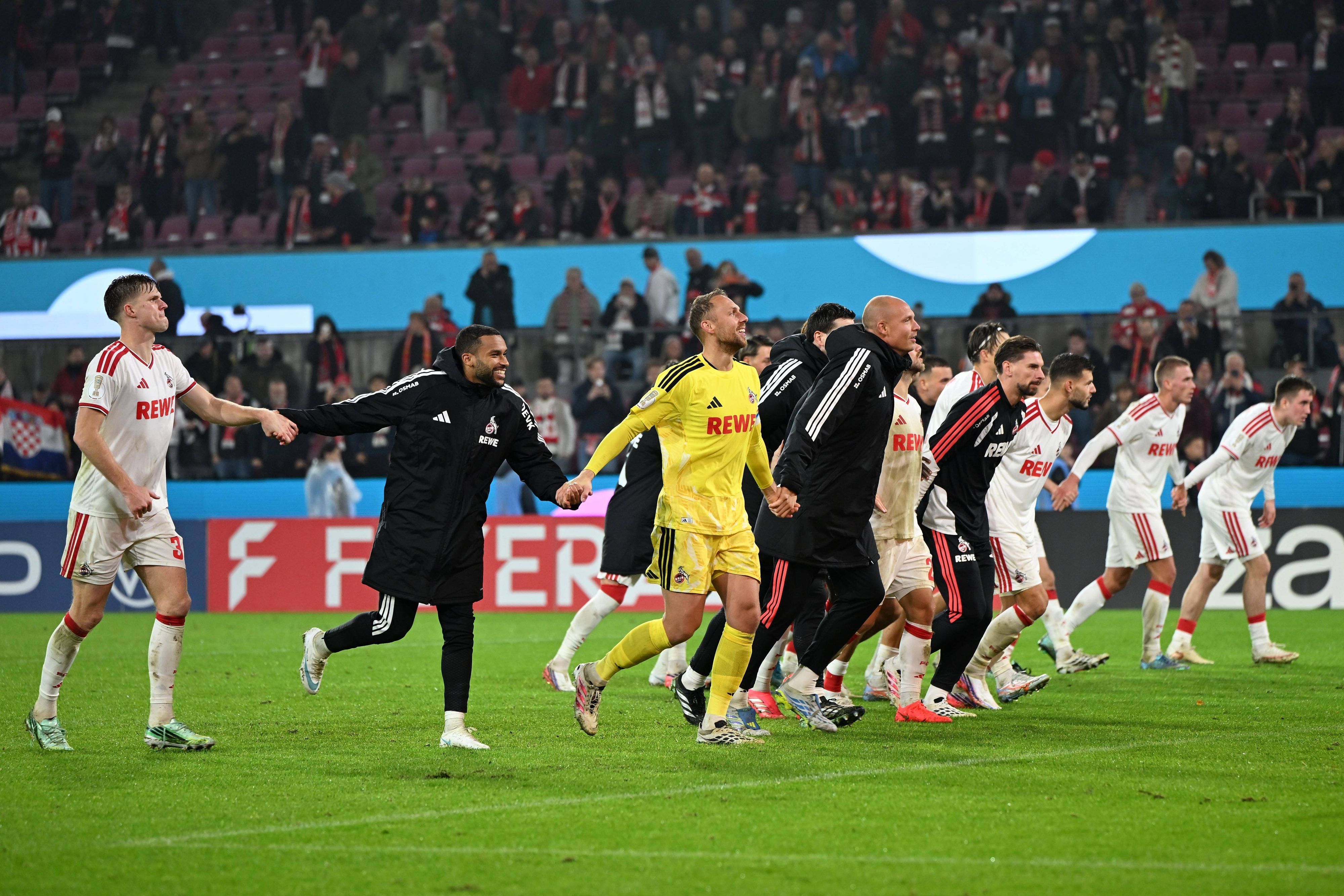 Jubel der Spieler des 1. FC Köln im DFB-Pokal.