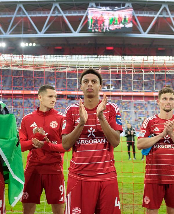 Die Spieler von Fortuna Düsseldorf stehen vor der Kurve und klatschen in ihre Hände.