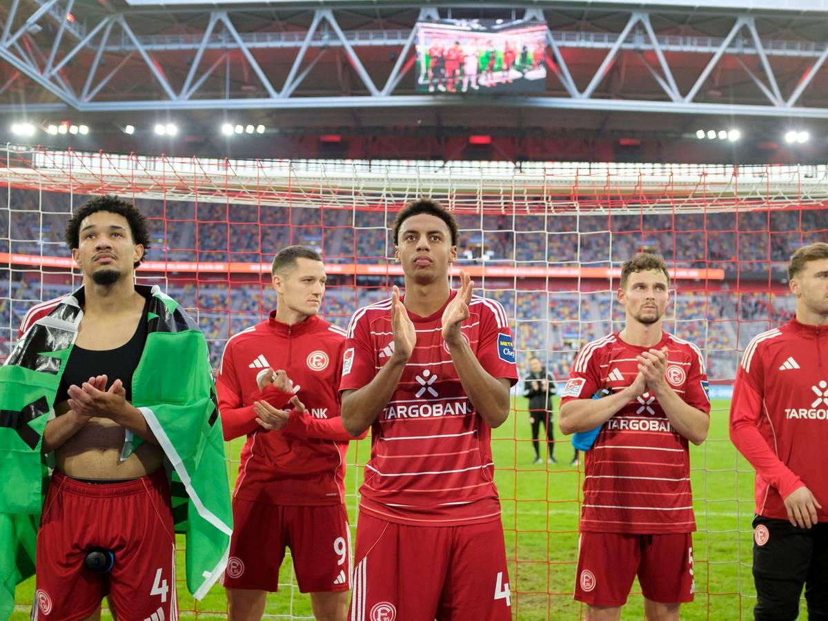 Die Spieler von Fortuna Düsseldorf stehen vor der Kurve und klatschen in ihre Hände.