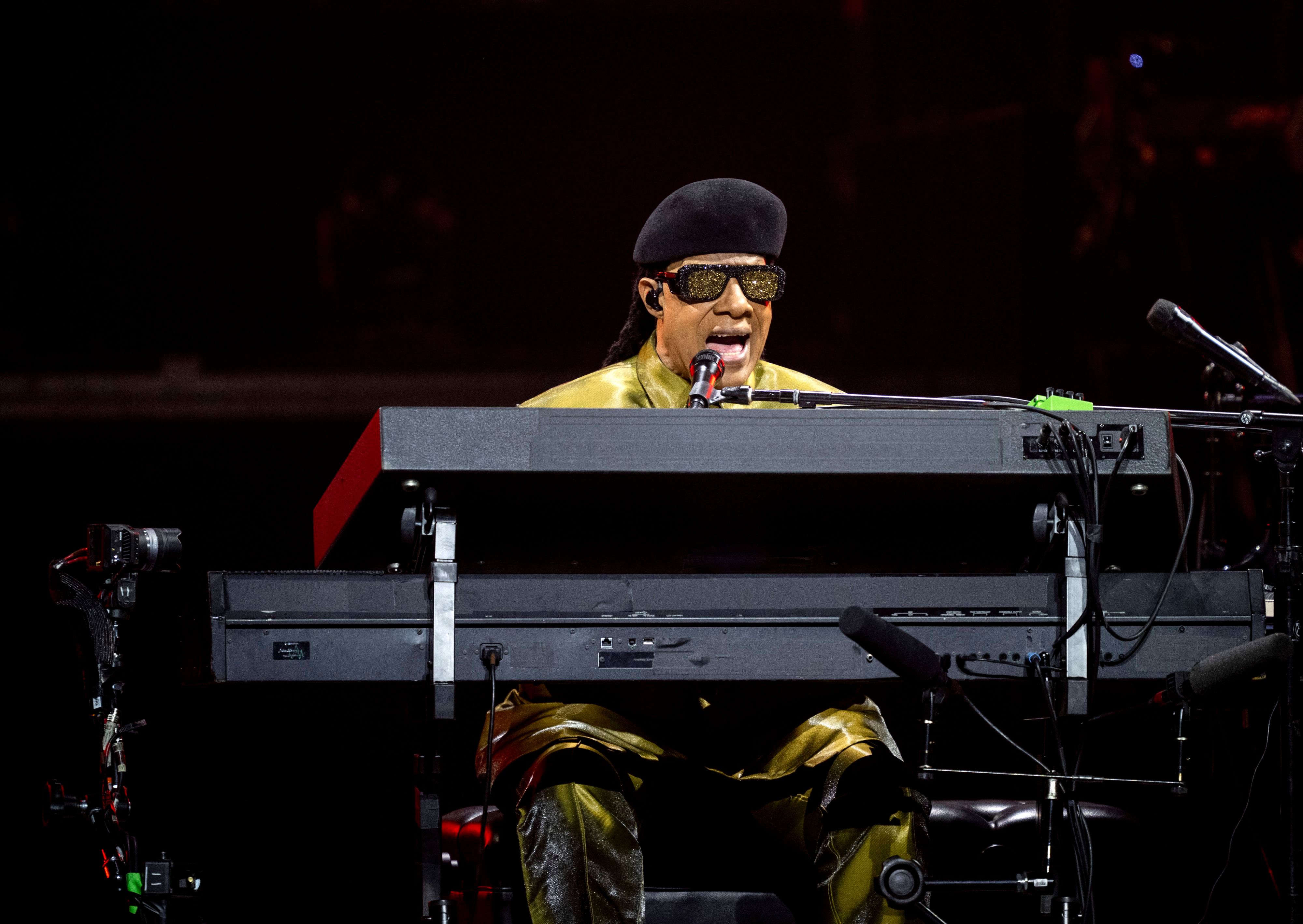 Stevie Wonder spielt auf der Bühne Klavier.