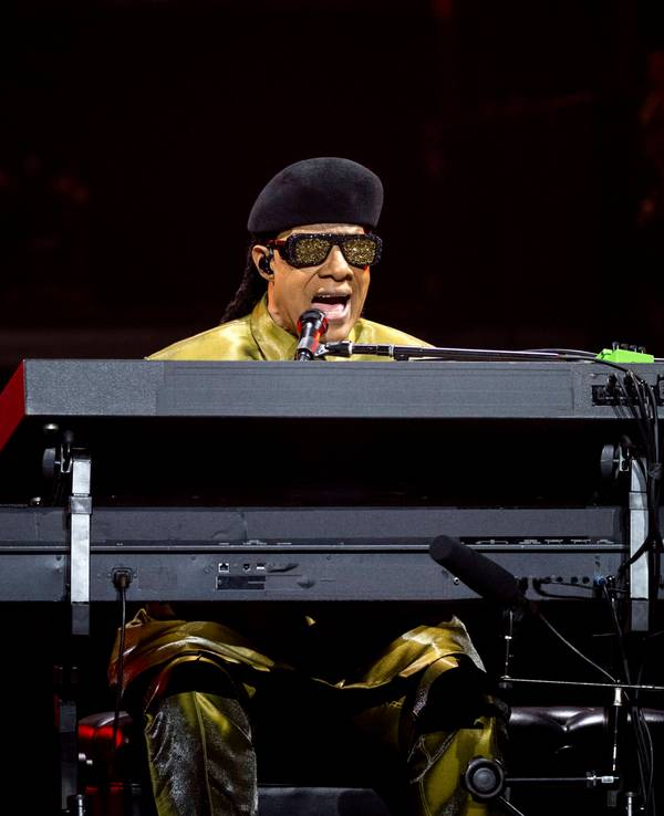 Stevie Wonder spielt auf der Bühne Klavier.